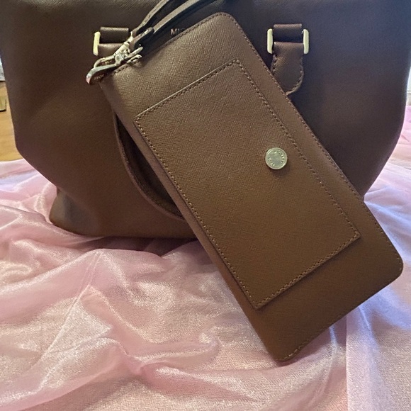 Michael Kors Tan Leather Shoulder Bag - Picture 2 of 11